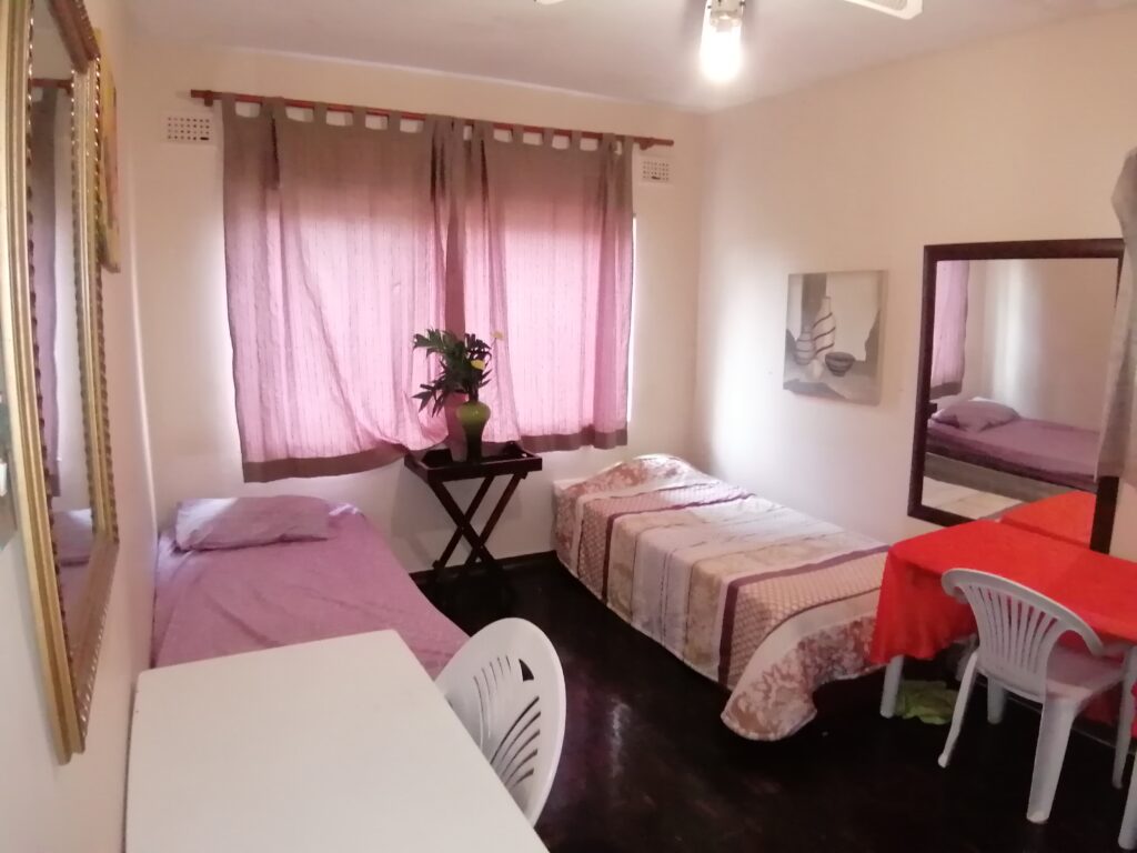 CHEAP HOLIDAY ACCOMMODATION IN DURBAN NEAR THE DURBAN HARBOUR AT R500 PER NIGHT BEDROOM PICTURE